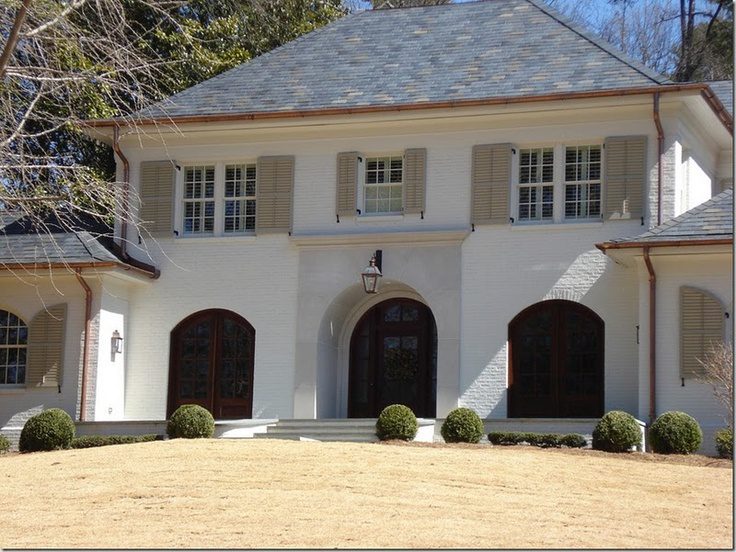 Freshly painted exterior wall and trim on a Houston home